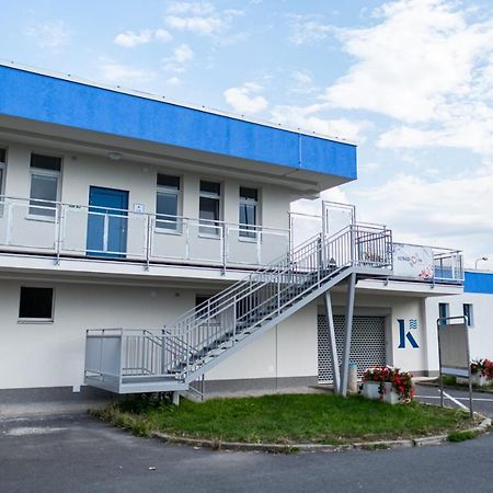 Ubytovna A Cykloubytovna Koupaliste Kadan Bagian luar foto